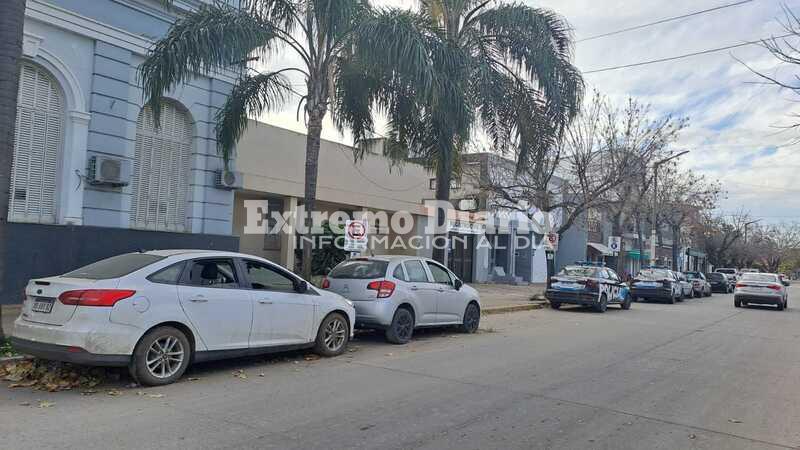 Desde hace tiempo nuevamente depositan veh&iacute;culos sobre 9 de Julio al 200
