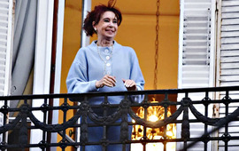 Imagen de Cristina salió una vez más al balcón: esta vez, para saludar a docentes y universitarios