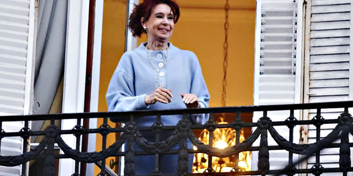 Imagen de Cristina salió una vez más al balcón: esta vez, para saludar a docentes y universitarios