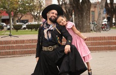 Maxi Ballinari bailó en la plaza con sus hijas.