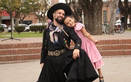 Maxi Ballinari bailó en la plaza con sus hijas.