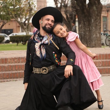Maxi Ballinari bailó en la plaza con sus hijas.