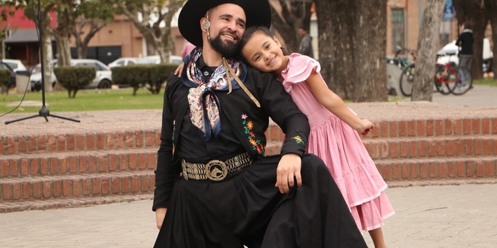 Maxi Ballinari bailó en la plaza con sus hijas.