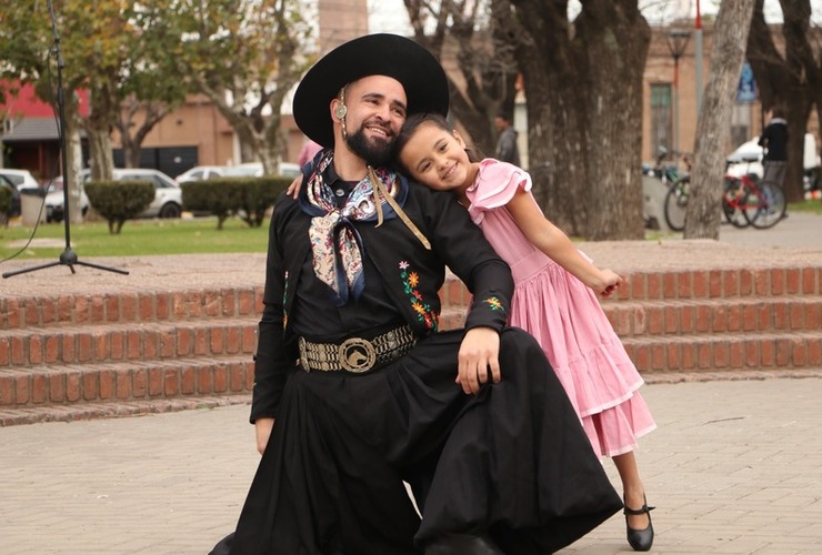 Maxi Ballinari bailó en la plaza con sus hijas.
