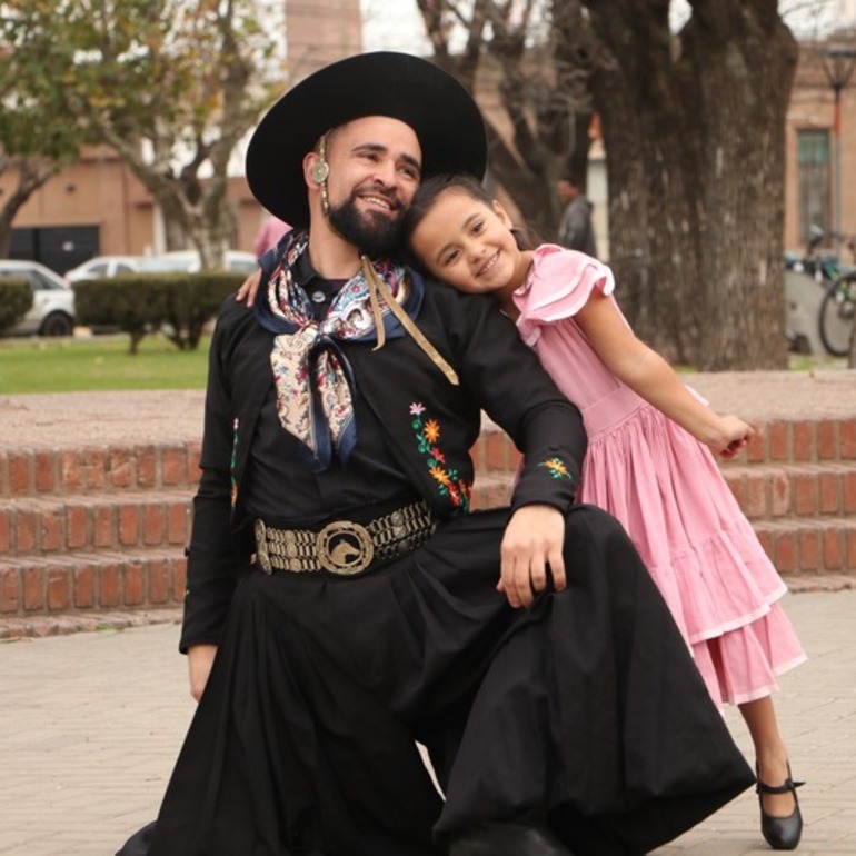 Maxi Ballinari bailó en la plaza con sus hijas.