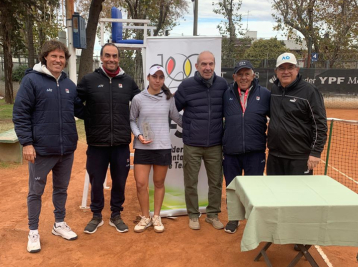 Imagen de Tenis: Luana Cáceres se coronó Campeona ITF en Rosario