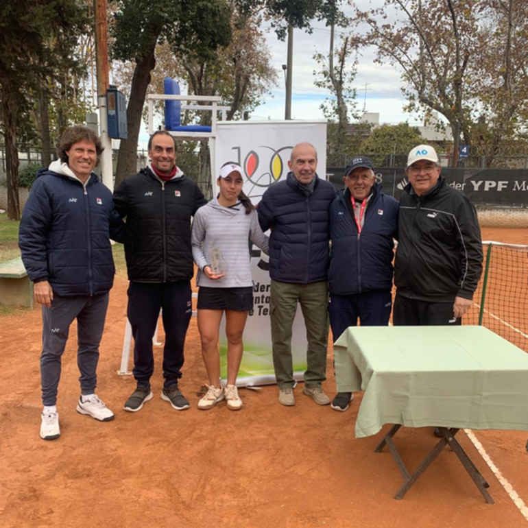 Imagen de Tenis: Luana Cáceres se coronó Campeona ITF en Rosario