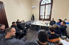 Autoridades, dirgentes y policía reunidos esta mañana.