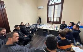 Autoridades, dirgentes y policía reunidos esta mañana.