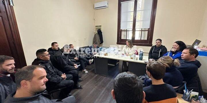 Autoridades, dirgentes y policía reunidos esta mañana.