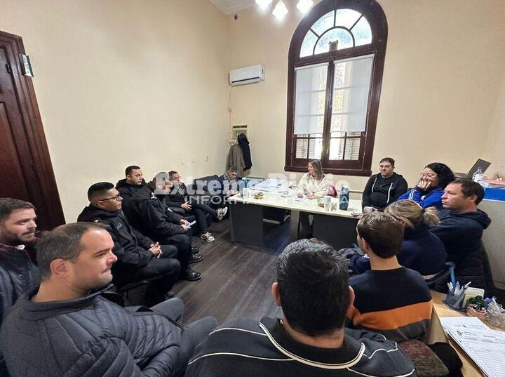 Autoridades, dirgentes y policía reunidos esta mañana.