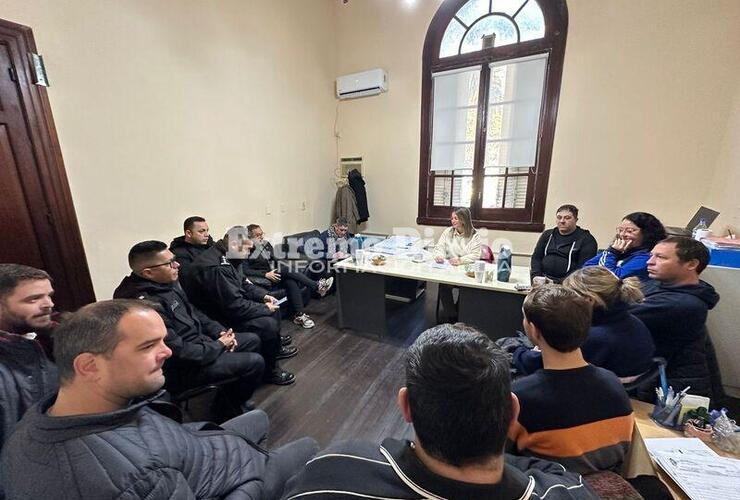 Autoridades, dirgentes y policía reunidos esta mañana.