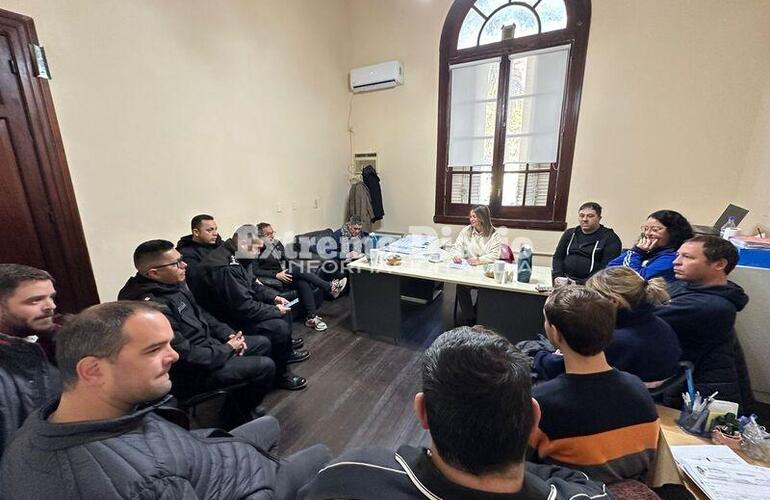 Autoridades, dirgentes y policía reunidos esta mañana.