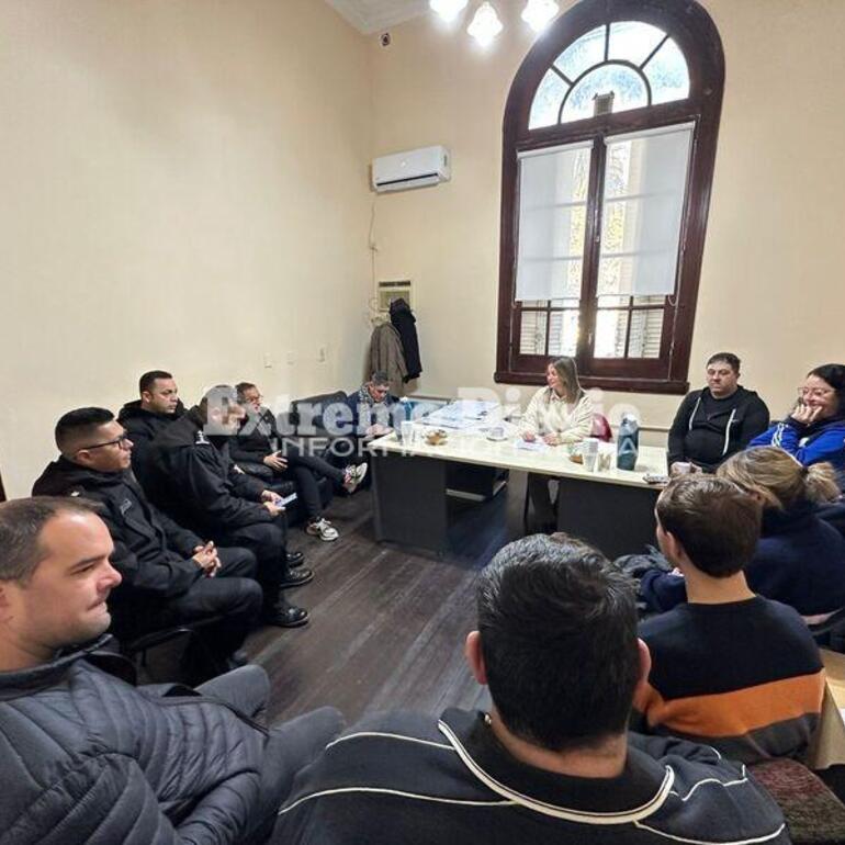 Autoridades, dirgentes y policía reunidos esta mañana.