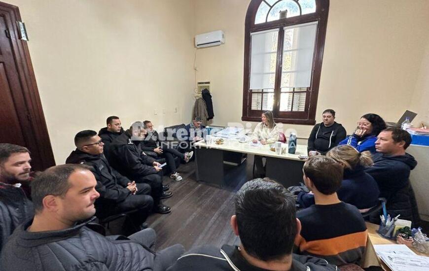 Autoridades, dirgentes y polic&iacute;a reunidos esta ma&ntilde;ana.