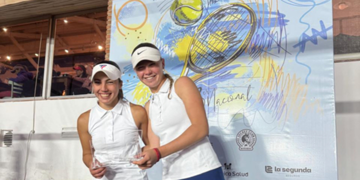 Luana y su compañera de Dobles, con sus trofeos de 1º puesto