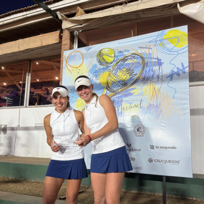 Luana y su compañera de Dobles, con sus trofeos de 1º puesto