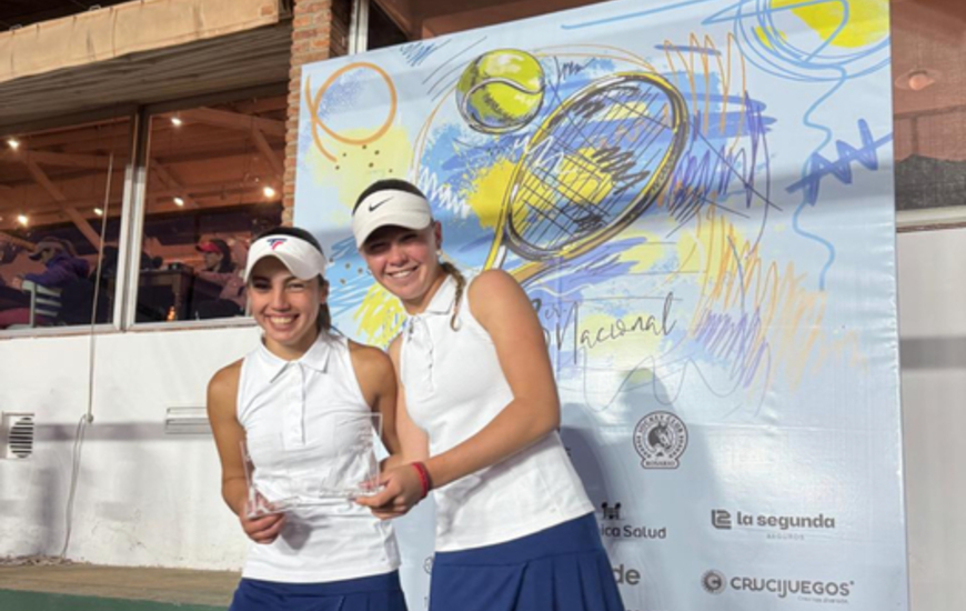 Luana y su compa&ntilde;era de Dobles, con sus trofeos de 1&ordm; puesto