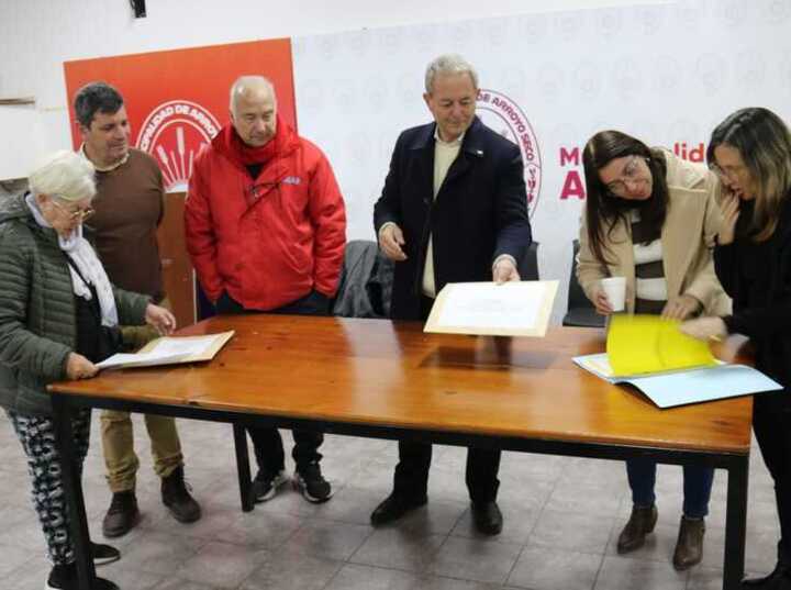 Hoy por la mañana se abrieron los sobres de licitación.