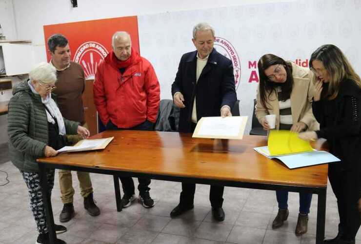 Hoy por la mañana se abrieron los sobres de licitación.