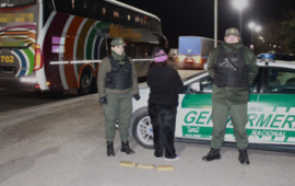 Imagen de Detuvieron a una mujer que viajaba con cocaína adosada a su cuerpo