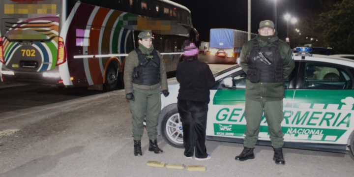 Imagen de Detuvieron a una mujer que viajaba con cocaína adosada a su cuerpo