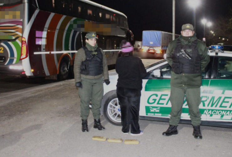 Imagen de Detuvieron a una mujer que viajaba con cocaína adosada a su cuerpo