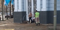 Imagen de Se encadenó en las puertas de la municipalidad