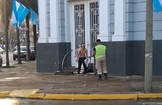 Imagen de Se encadenó en las puertas de la municipalidad