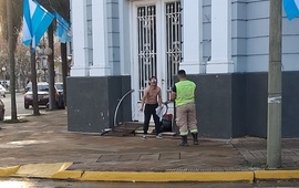Imagen de Se encaden&oacute; en las puertas de la municipalidad