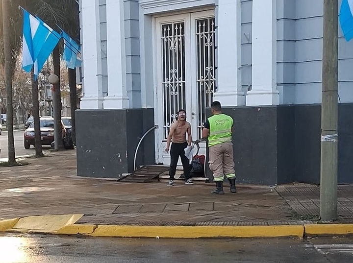 Imagen de Se encadenó en las puertas de la municipalidad