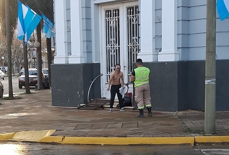 Imagen de Se encadenó en las puertas de la municipalidad