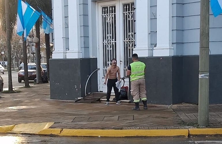 Imagen de Se encadenó en las puertas de la municipalidad