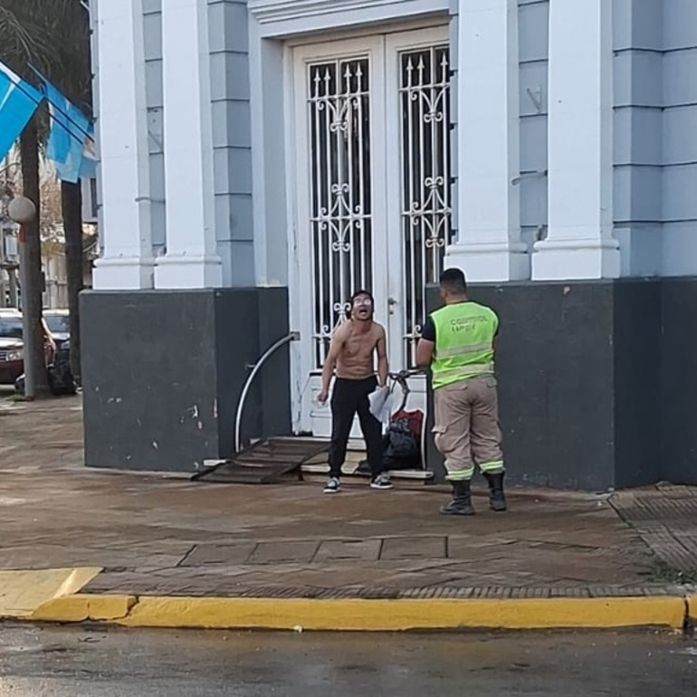 Imagen de Se encadenó en las puertas de la municipalidad