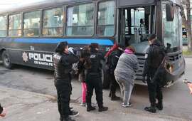 El momento en que se llevaban a las presas. Foto: Archivo 27 de junio 2025