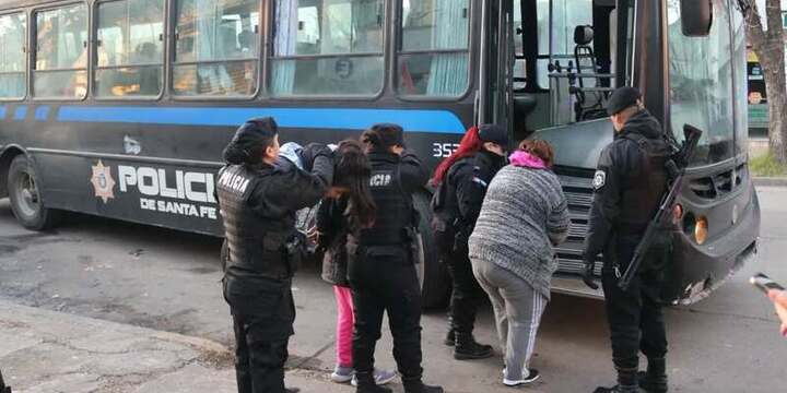 El momento en que se llevaban a las presas. Foto: Archivo 27 de junio 2025