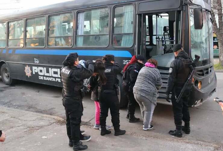 El momento en que se llevaban a las presas. Foto: Archivo 27 de junio 2025