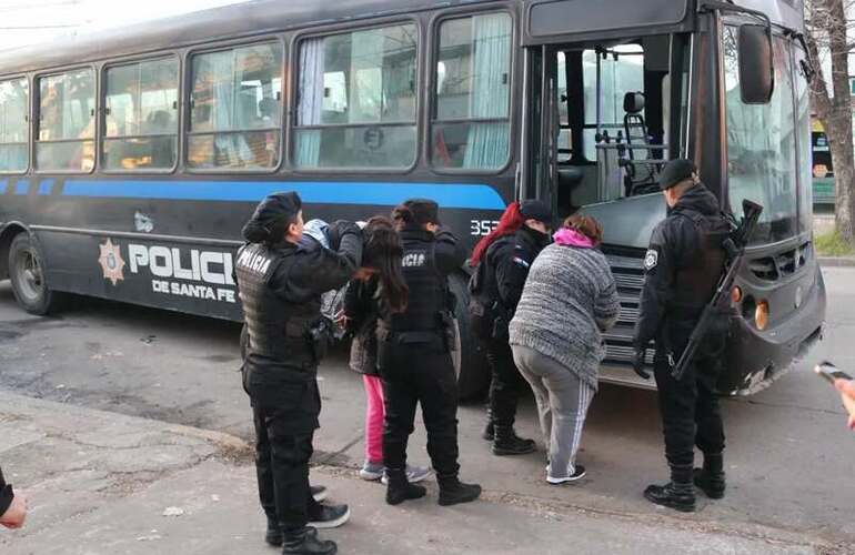 El momento en que se llevaban a las presas. Foto: Archivo 27 de junio 2025