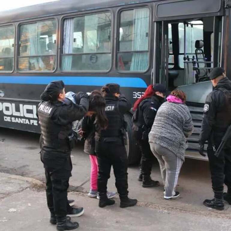 El momento en que se llevaban a las presas. Foto: Archivo 27 de junio 2025