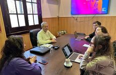 Autoridades del Ministerio de Ambiente y Cambio Climático de la Provincia de Santa Fe previo a la recorrida por el ex basural.