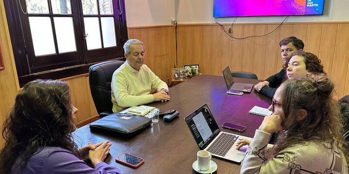 Autoridades del Ministerio de Ambiente y Cambio Climático de la Provincia de Santa Fe previo a la recorrida por el ex basural.