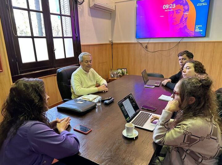 Autoridades del Ministerio de Ambiente y Cambio Climático de la Provincia de Santa Fe previo a la recorrida por el ex basural.