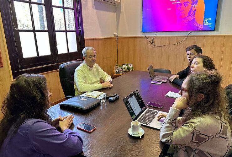 Autoridades del Ministerio de Ambiente y Cambio Climático de la Provincia de Santa Fe previo a la recorrida por el ex basural.