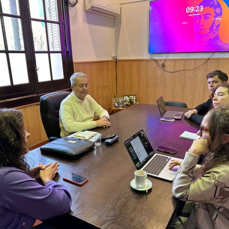 Autoridades del Ministerio de Ambiente y Cambio Climático de la Provincia de Santa Fe previo a la recorrida por el ex basural.
