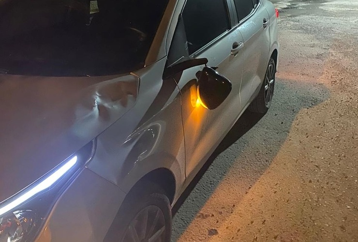 As&iacute; qued&oacute; el auto tras la embestida.