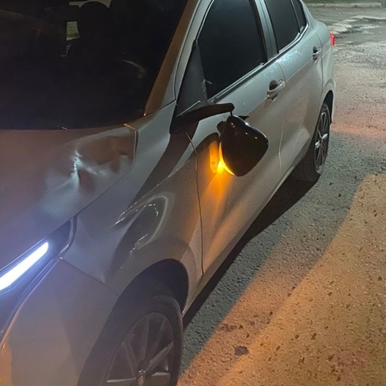 Así quedó el auto tras la embestida.