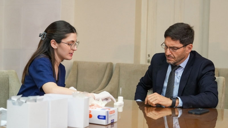 Imagen de Santa Fe puso en marcha los narcotest a las fuerzas de seguridad y Pullaro se realiz&oacute; el primero