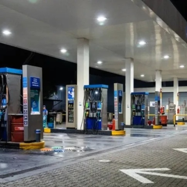 Imagen de Nuevo aumento de combustibles: las naftas suben otro 2,5%