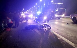 Dos motos chocaron y sus conductores resultaron gravemente heridos.