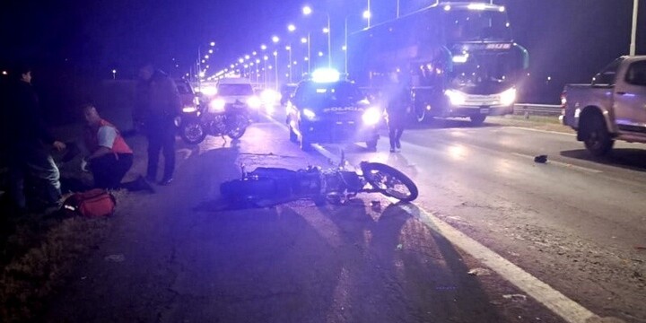 Dos motos chocaron y sus conductores resultaron gravemente heridos.